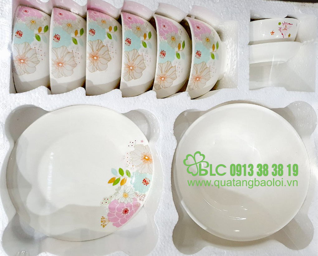 Bộ đồ ăn đầy đủ cơm gồm bát con, bát tô, đĩa to, đĩa nhỏ.