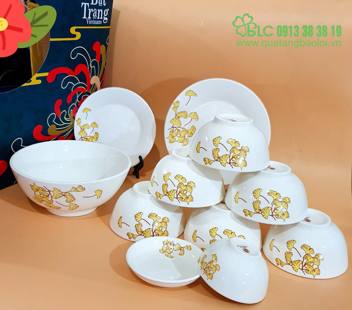 Bộ đồ ăn đầy đủ cơm gồm bát con, bát tô, đĩa to, đĩa nhỏ.