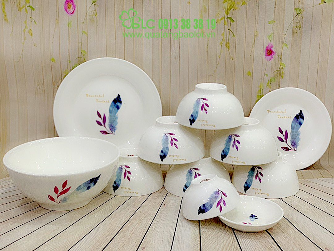 Họa tiết hoa đơn giản, nhưng tinh tế tạo nên độc đáo cho bộ đồ ăn Bát Tràng